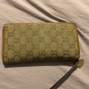 Very used authentic GUCCI wristlet/wallet